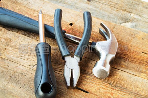 舊木板上的匠心 一套家庭裝修手工工具的靜物美學